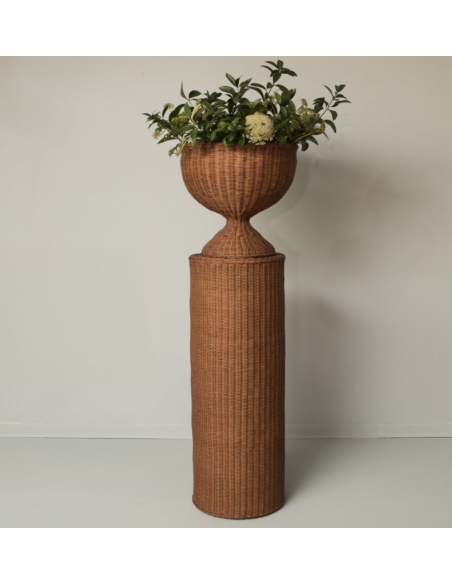 Vase sur pied en rotin