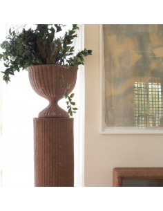Vase sur pied en rotin