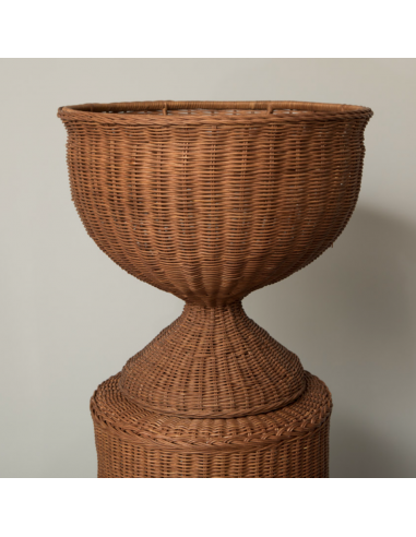 Vase sur pied en rotin