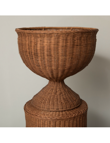 Vase sur pied en rotin
