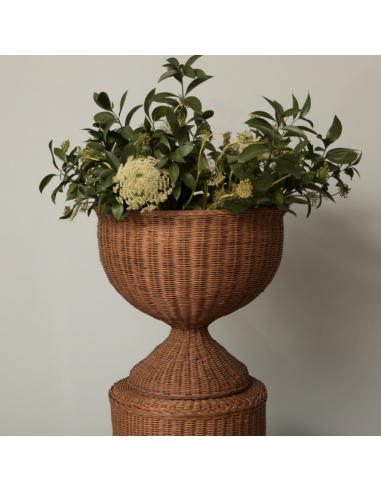 Vase sur pied en rotin