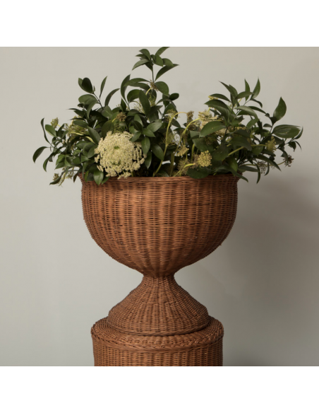Vase sur pied en rotin