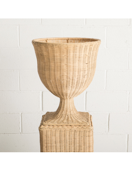 Vase sur pied en rotin